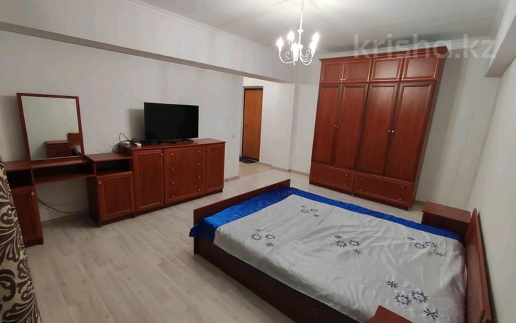 1-комнатная квартира, 40 м², 6/9 этаж помесячно, СЕЙФУЛИНА 567/93 — ЖАМБУЛА за 300 000 〒 в Алматы, Алмалинский р-н — фото 11