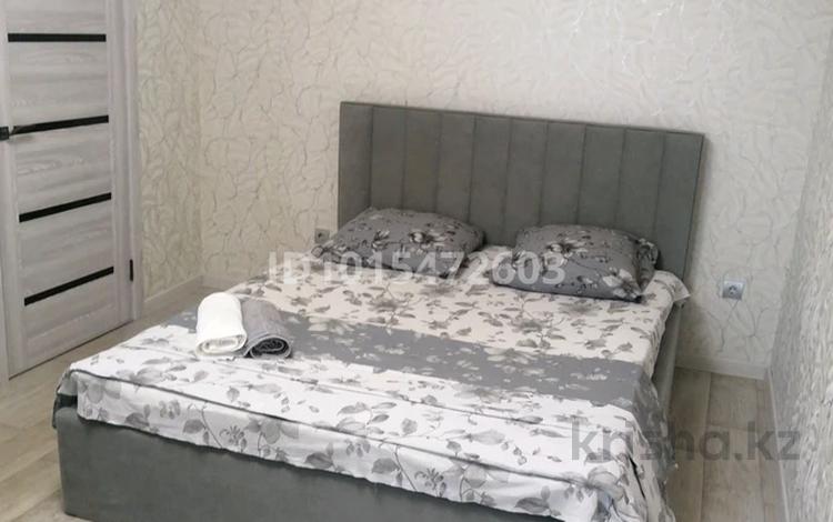 1-комнатная квартира · 35 м² · 1/9 этаж, мкр 4 10 — ТРК Орал Азия мол площадь Назарбаева тениссный кортсеть супермаркетов за 12 000 ₸ в Уральске — фото 2