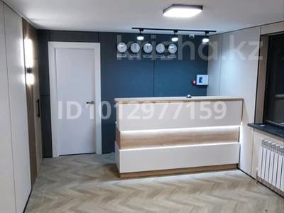 Жеке үй · 8 бөлме · 300 м² · 4 жүзд., Яблочная 15, бағасы: 230 млн ₸ в Алматы
