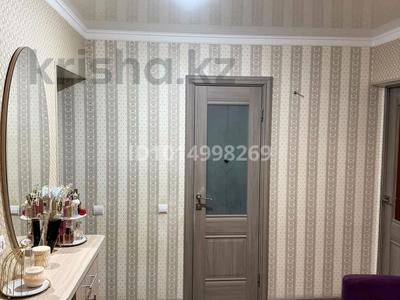 3-бөлмелі пәтер · 60 м² · 2/5 қабат, Кердери 122 — 7 школа, бағасы: 25 млн ₸ в Уральске, мкр Школьник