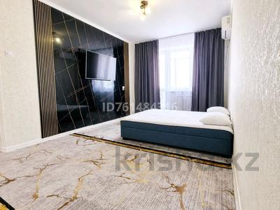 1-комнатная квартира · 52 м² · 3/5 этаж, мкр 4 18 — Мерей рынок. тд. Азия мол. Новая площадь. за 10 000 ₸ в Уральске