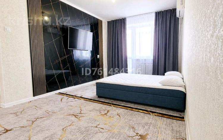 1-комнатная квартира · 52 м² · 3/5 этаж, мкр 4 18 — Мерей рынок. тд. Азия мол. Новая площадь. за 10 000 ₸ в Уральске — фото 26