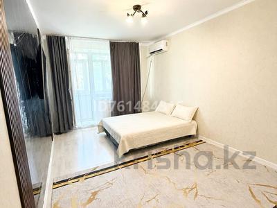 1-комнатная квартира · 52 м² · 3/5 этаж, мкр 4 18 — Мерей рынок. тд. Азия мол. Новая площадь. за 10 000 ₸ в Уральске