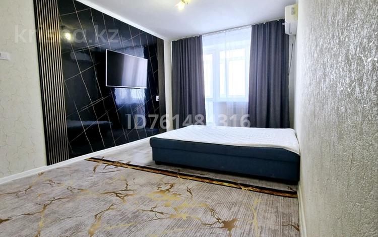 1-комнатная квартира · 52 м² · 3/5 этаж, мкр 4 18 — Мерей рынок. тд. Азия мол. Новая площадь. за 10 000 〒 в Уральске — фото 10