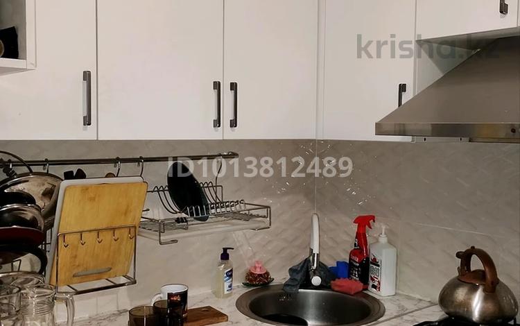 3-бөлмелі пәтер · 58 м² · 1/5 қабат, мкр Тастак-2 — 34 гимназия, бағасы: 300 000 ₸ в Алматы, Алмалинский р-н — фото 2