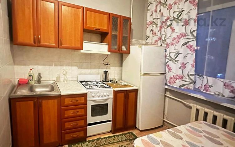 1-комнатная квартира, 40 м², 4/9 этаж посуточно, мкр Аксай-4 12 за 10 000 〒 в Алматы, Ауэзовский р-н — фото 2