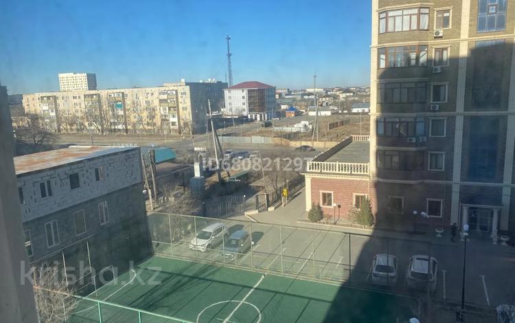 2-комнатная квартира, 77 м², 4/8 этаж, Валиханова 21Б за 35 млн 〒 в Атырау — фото 2