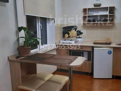 2-комнатная квартира, 45 м², 4/4 этаж посуточно, Толе би 61 — Уг. Айтиева за 12 000 〒 в Таразе