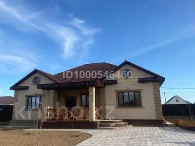 Продажа домов и дачи в Атырауской обл.: Отдельный дом · 4 комнаты · 180 м² · 8 сот., мкр Кайнар, 33 12 за 37 млн 〒 Отдельный дом · 4 комнаты · 180 м² · 8 сот., мкр Кайнар, 33 12 за 37 млн 〒 в Атырау