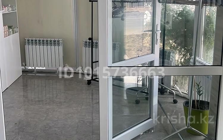 Медцентры и аптеки · 700 м² за 6 000 ₸ в Атырау, мкр Центральный — фото 4