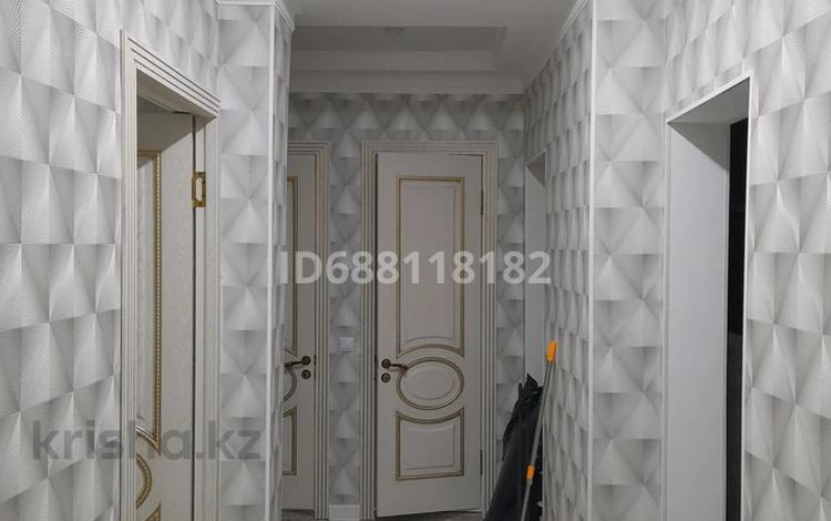 3-комнатная квартира, 70 м², 1/2 этаж, пр.бейбітшілік за 18 млн 〒 в Актобе — фото 2