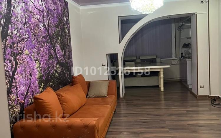 3-комнатная квартира · 70 м² · 2/5 этаж, мкр Туркестан, Республика 28 — Калдаякова Республика за 250 000 ₸ в Шымкенте, Туран р-н — фото 2