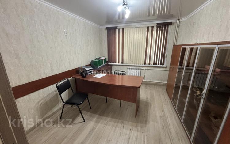 Свободное назначение, офисы, салоны красоты, кабинеты и рабочие места · 20 м² за 70 000 ₸ в Караганде, Казыбек би р-н — фото 3