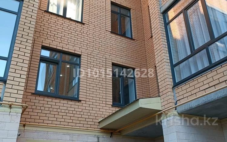 3-бөлмелі пәтер · 114 м² · 3/6 қабат, Сокол 68 — Площадь Маншук Маметовой, бағасы: 42 млн ₸ в Уральске — фото 2