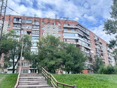 3-комнатная квартира, 60 м², 5/9 этаж, Михаэлиса 7 за 18.5 млн 〒 в Усть-Каменогорске