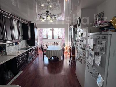 4-комнатная квартира · 190 м² · 3/16 этаж, Бактыгерея Кулманова 1Б — Набережная, акимат за 65 млн 〒 в Атырау
