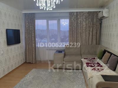 3-комнатная квартира · 85 м² · 8/9 этаж, Сазда-1, Абулхаирхана — БЦ &quot; Мир&quot; за 15 000 〒 в Актобе