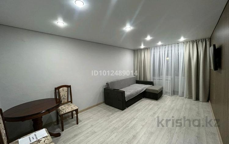 2-бөлмелі пәтер · 50 м² · 3/9 қабат, мкр Юго-Восток, Строителей 25 — 28 микрорайон, бағасы: 13 000 ₸ в Караганде, Казыбек би р-н — фото 2