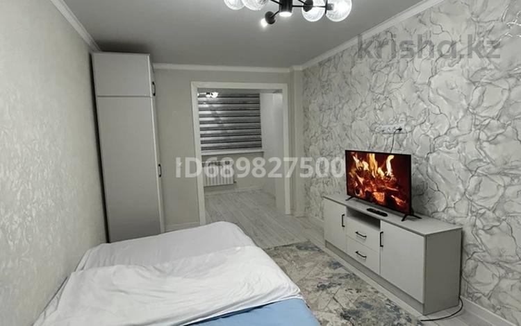1-комнатная квартира, 40 м², 3/4 этаж посуточно, Пл. Аль-Фараби 10 за 12 000 〒 в Шымкенте, Аль-Фарабийский р-н — фото 2