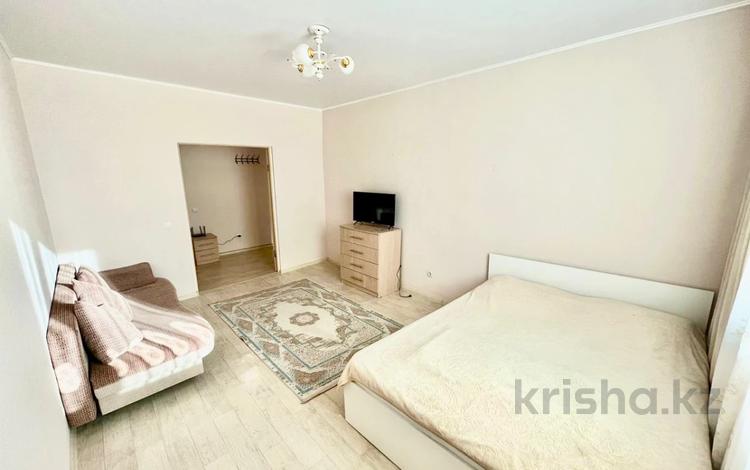 1-комнатная квартира, 50 м², 10/12 этаж помесячно, Кабанбай батыра 42