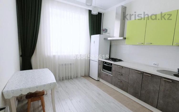 1-бөлмелі пәтер, 60 м², 6/10 қабат тәулігіне, Алии Молдагуловой 30б, бағасы: 13 000 〒 в Актобе — фото 2