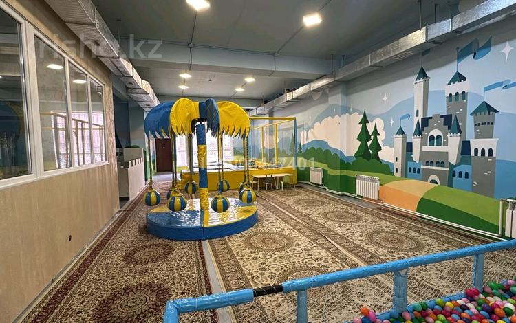 Свободное назначение, офисы, магазины и бутики, склады, общепит, салоны красоты, медцентры и аптеки, образование, развлечения · 250 м² за 110 млн 〒 в Актау, 16-й мкр  — фото 3