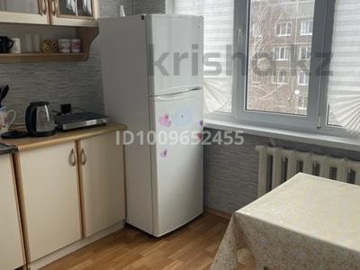 1-комнатная квартира · 43 м² · 4/5 этаж, Утепова 31 — Район КШТ окала Пицца блюз и ТД “Океан” за 10 000 ₸ в Усть-Каменогорске