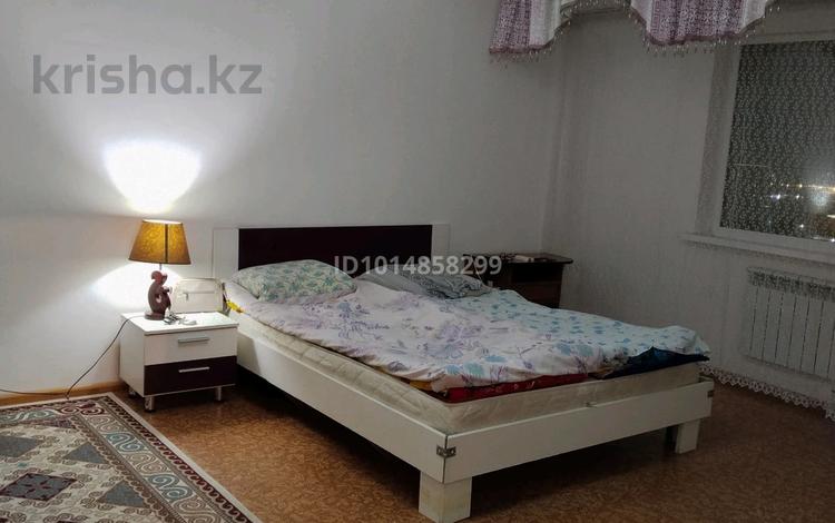 1-комнатная квартира · 56 м², мкр Аксай-1А 26б за 200 000 ₸ в Алматы, Ауэзовский р-н — фото 2