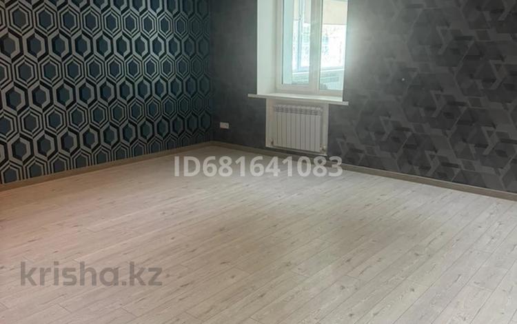 4-комнатная квартира · 115 м² · 1/2 этаж, Ауэзова 2 за 300 000 ₸ в Атырау, мкр Жилгородок — фото 15