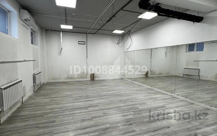 Салоны красоты, фитнес и спорт, медцентры и аптеки, образование, конференц-залы, кабинеты и рабочие места, студии · 76 м² за 456 000 〒 в Алматы, Бостандыкский р-н — фото 2