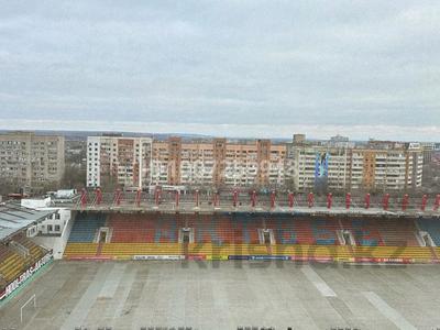 1-комнатная квартира · 53 м² · 10/10 этаж, Алии Молдагуловой 30б за 10 000 〒 в Актобе