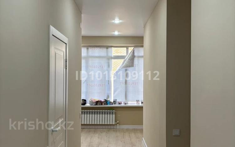 4-комнатная квартира · 64 м² · 7/10 этаж, мкр Центральный, Абая 26, 26/1, 26/2, 26/3 за 250 000 ₸ в Атырау — фото 2