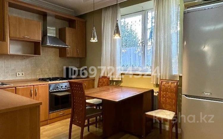 2-комнатная квартира, 50 м², 1/5 этаж помесячно, мкр Казахфильм 43 за 370 000 〒 в Алматы, Бостандыкский р-н — фото 2