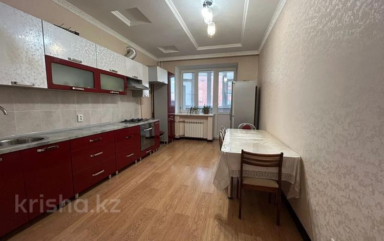 3-комнатная квартира, 115 м², 5/7 этаж помесячно, Алии Молдагуловой за 300 000 〒 в Актобе — фото 15