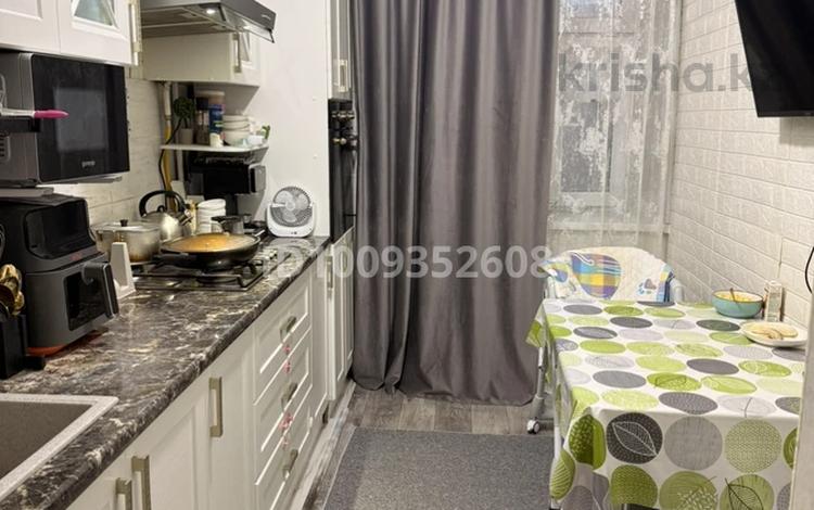 3-бөлмелі пәтер · 63.2 м² · 5/5 қабат, мкр 8 283/4 — За рынком Алтай, бағасы: 18.3 млн 〒 в Актобе — фото 2