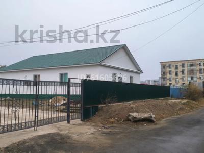 Отдельный дом · 4 комнаты · 160 м², Калимова 44а — Между Парк Победы и Кат Цеоковью за 300 000 〒 в Атырау, мкр Авангард-3