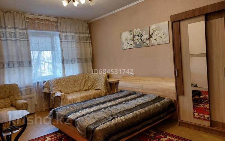 1-комнатная квартира, 44 м², 2/5 этаж помесячно, мкр Сайран 92А за 190 000 〒 в Алматы, Ауэзовский р-н — фото 2