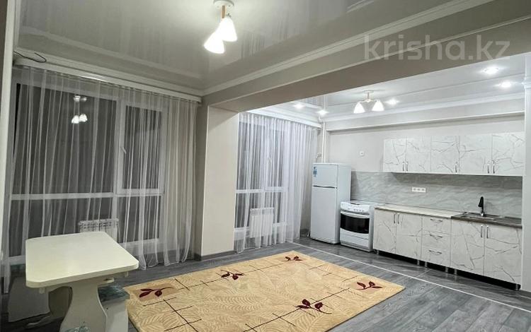 1-комнатная квартира, 48 м², 4/6 этаж помесячно, мкр Шугыла, Жунисова за 175 000 〒 в Алматы, Наурызбайский р-н — фото 2