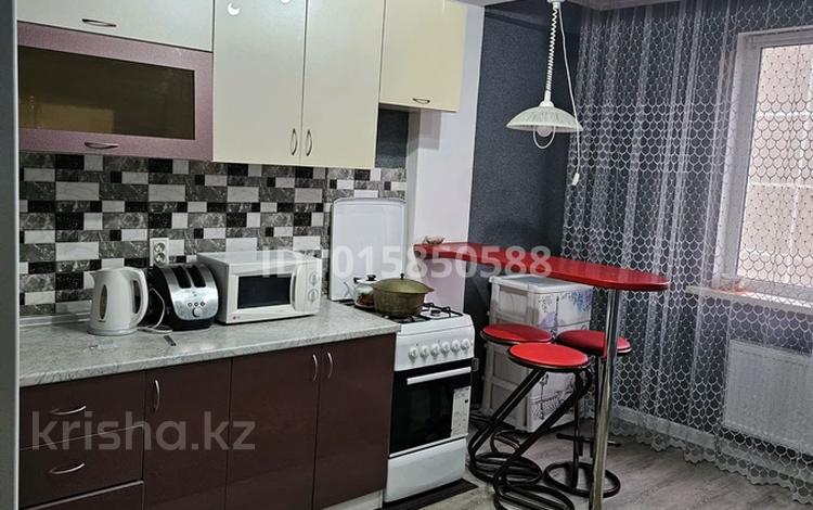 2-комнатная квартира · 55 м² · 6/10 этаж, мкр Жетысу-2 85 за 300 000 ₸ в Алматы, Ауэзовский р-н — фото 2