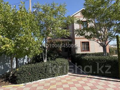 Жеке үй · 9 бөлме · 250 м² · 10 жүзд., мкр Геолог, Жанқожа Батыр — Школа, бағасы: 80 млн ₸ в Атырау