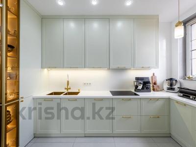 5-бөлмелі пәтер · 81 м² · 3/8 қабат, Тауелсиздик 21-25, бағасы: 200 млн ₸ в Астане, Сарайшык р-н