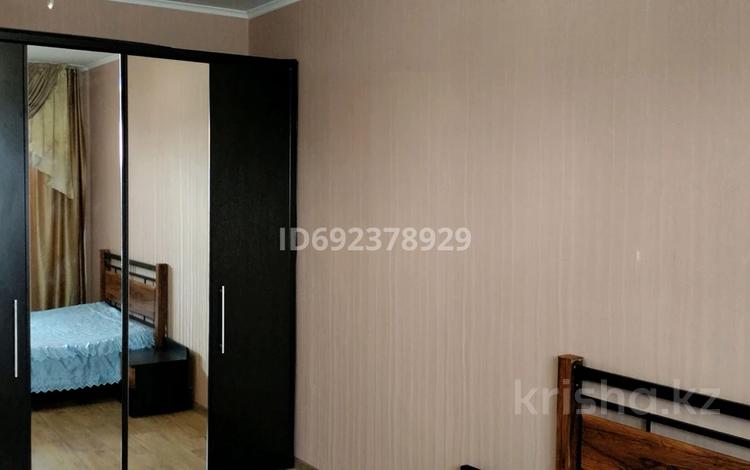 1-комнатная квартира, 43 м², 2/9 этаж помесячно, 5мкр 20 за 120 000 〒 в Аксае — фото 2