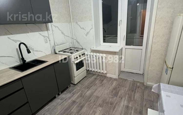 1-комнатная квартира · 36.5 м² · 4/5 этаж, мкр 4 12 за 130 000 ₸ в Уральске — фото 2