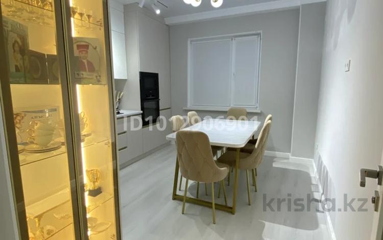 2-бөлмелі пәтер · 70 м² · 9/9 қабат, мкр Нурсая, Елорда 5 блок — Елорда көшесінің бойында орналасқан, бағасы: 34 млн ₸ в Атырау — фото 2