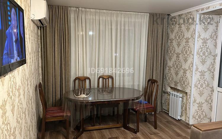 2-комнатная квартира, 50 м², 8/9 этаж посуточно, Валиханова за 15 000 〒 в Семее — фото 2