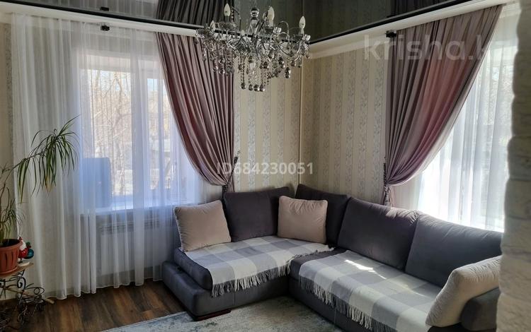 3-комнатная квартира, 78 м², 2/2 этаж, Абая 87 за 17 млн 〒 в Темиртау — фото 2
