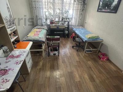 3-комнатная квартира · 58.8 м² · 1/5 этаж, хамит чурина 136 за 15.5 млн 〒 в Уральске