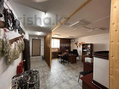 Свободное назначение, офисы, магазины и бутики, склады, общепит, салоны красоты, фитнес и спорт, медцентры и аптеки, образование, развлечения, студии · 300 м² за 890 000 〒 в Атырау