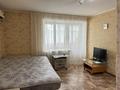 1-комнатная квартира, 35 м², 3/9 этаж помесячно, Курмангазы 150 за 110 000 〒 в Уральске