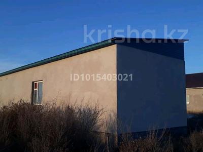 Отдельный дом · 3 комнаты · 70 м² · 10 сот., Аксуатский , с Ж.Махамбетов, ул. 16 37 за 7.5 млн ₸ в 